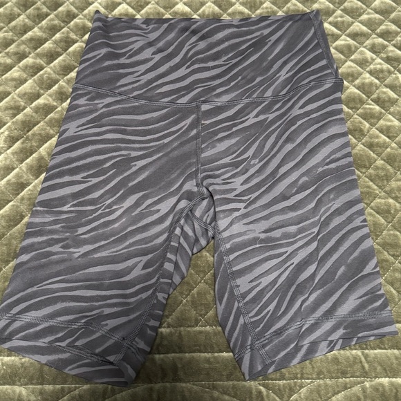 Lululemon Wunder Train High Rise Short 8" Le Tigre Camo Deep Coal Multi Size 6 - Picture 3 of 7